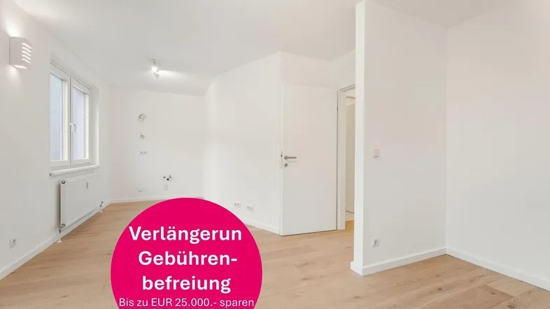 Heller, unmöblierter Raum mit weißen Wänden, modernem Holzfußboden und großem Fenster.