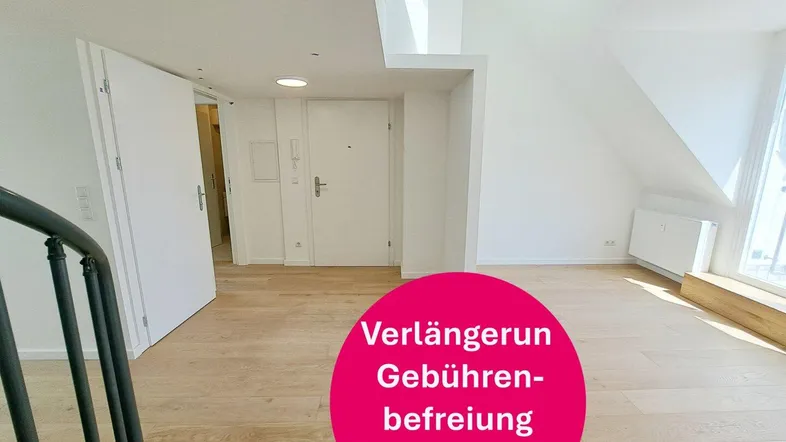 Heller Eingangsbereich mit hellem Holzfußboden, weißen Wänden und Dachschrägen, der zu weiteren Räumen führt.