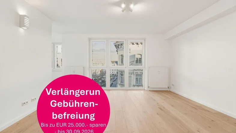Heller, moderner Raum mit großen Fenstern, Holzboden und Blick auf die Stadt.