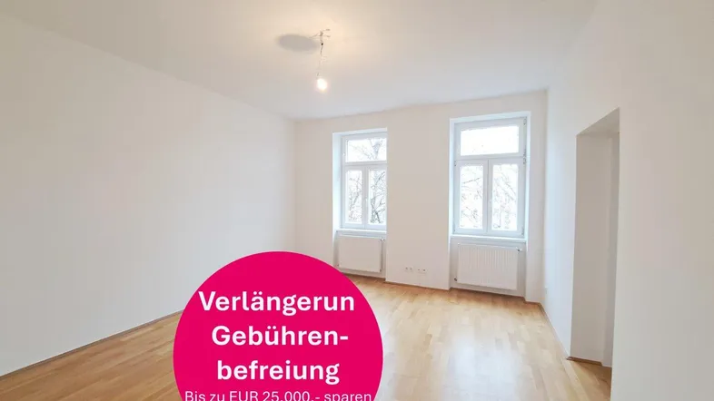 Heller, frisch renovierter Raum mit Parkettboden und zwei großen Fenstern, ideal als Wohnzimmer.