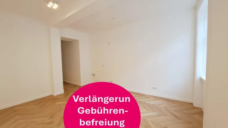 Heller, leerer Raum mit elegantem Fischgrätparkett und hohen Decken, bereit zum Einzug.