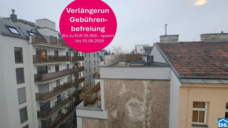 Blick auf moderne und traditionelle Gebäude mit einer Dachterrasse im Vordergrund.