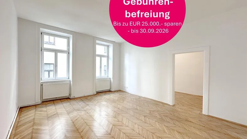 Heller Raum mit Fischgrätparkett, hohen Decken und zwei großen Fenstern, bereit zur Einrichtung.