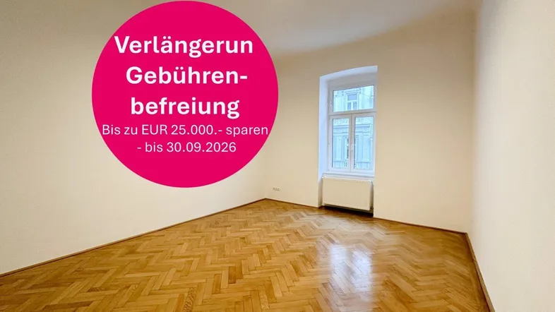 Helles, leeres Zimmer mit klassischem Fischgrätparkett und einem Fenster, das Tageslicht hereinlässt.