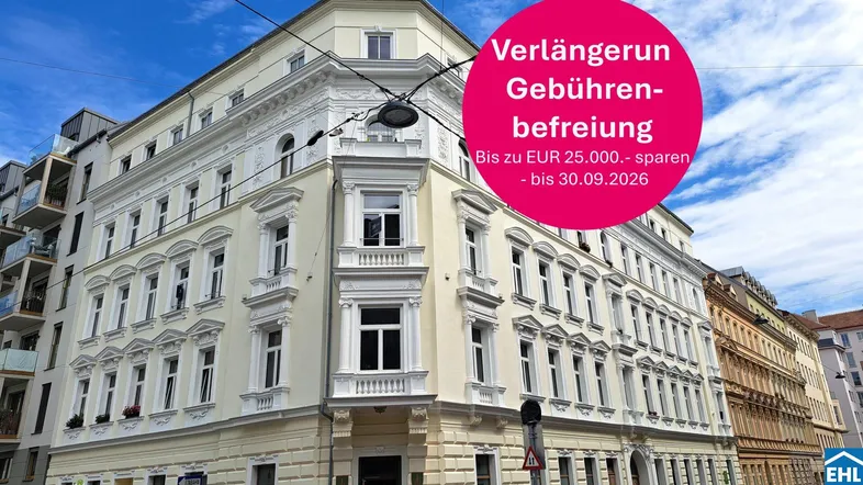 Historisches Eckgebäude mit klassischer Architektur und modernen Balkonen in städtischer Umgebung.