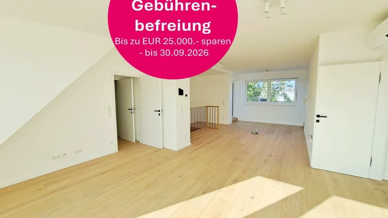 Heller, leerer Raum mit hellem Holzboden, schrägen Wänden und Fenstern, die viel Tageslicht hereinlassen.