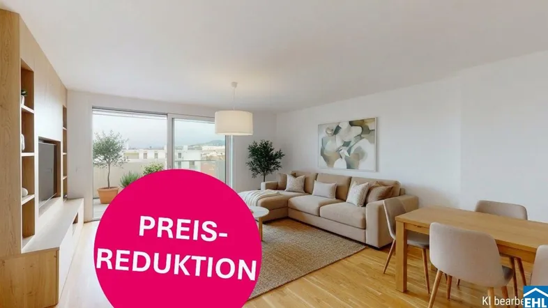 Heller, offener Wohn- und Essbereich mit modernen Möbeln, Holzboden und Zugang zu einem Balkon.