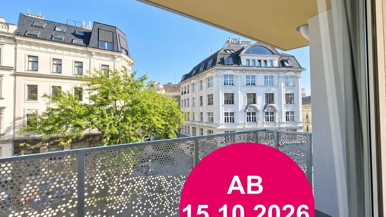 Heller Balkon mit Blick auf die umliegenden Stadtgebäude und einem Hinweis auf die Verfügbarkeit.