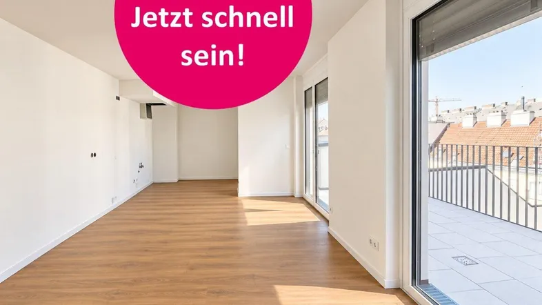 Helles, leeres Wohnzimmer mit Laminatboden und Zugang zu einer Terrasse, ideal für Erstbezug.