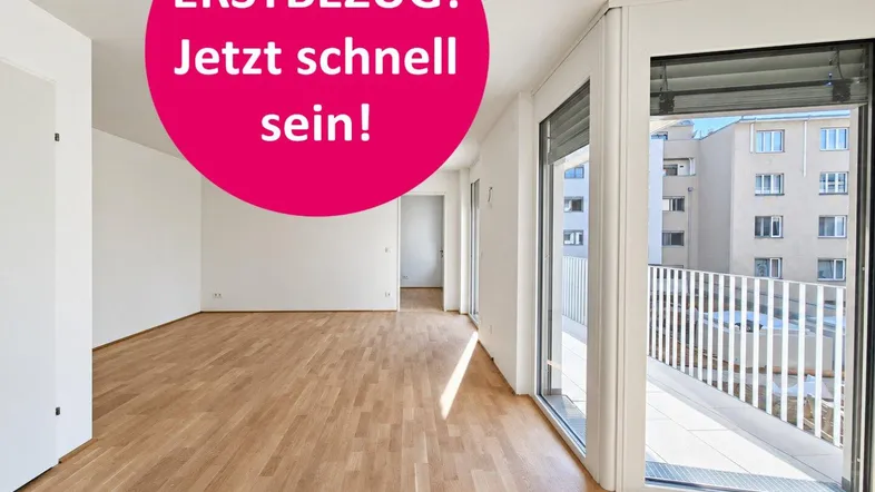 Helles, leeres Zimmer mit Parkettboden und Zugang zu einem Balkon, ideal für Erstbezug.