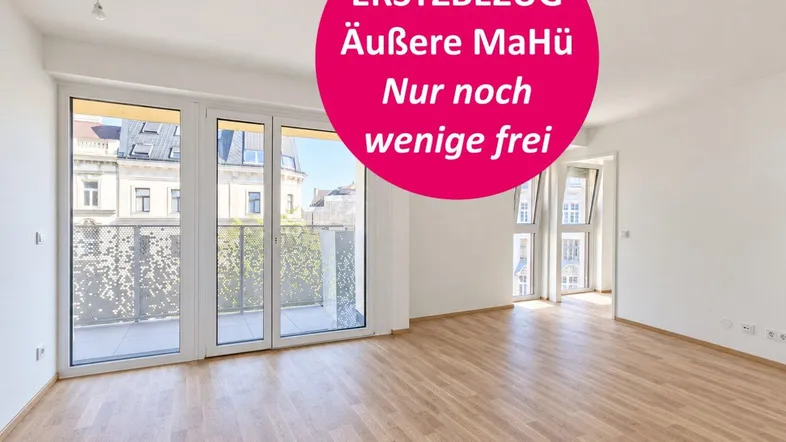 Helles, leeres Zimmer mit Parkettboden und Zugang zu einem Balkon, ideal für Erstbezug.