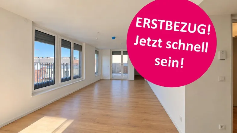 Helles, leeres Wohnzimmer mit Parkettboden und großen Fenstern, bereit für den Erstbezug.