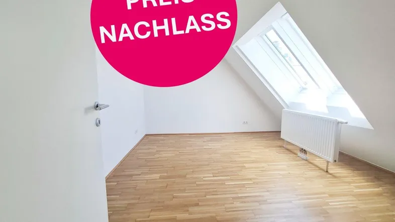 Heller Dachraum mit Schrägdecke, großem Dachfenster und schönem Parkettboden, ideal als Schlaf- oder Arbeitszimmer.