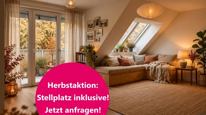 Gemütliches Wohnzimmer mit L-förmigem Sofa, Holzboden und Zugang zu einem Balkon sowie Dachfenstern.