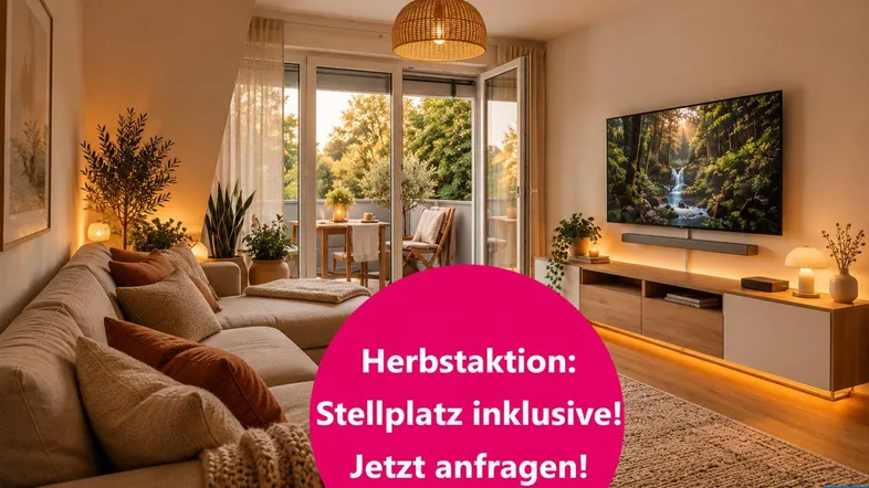 Gemütliches Wohnzimmer mit Sofa, Fernseher und Zugang zu einem möblierten Balkon.