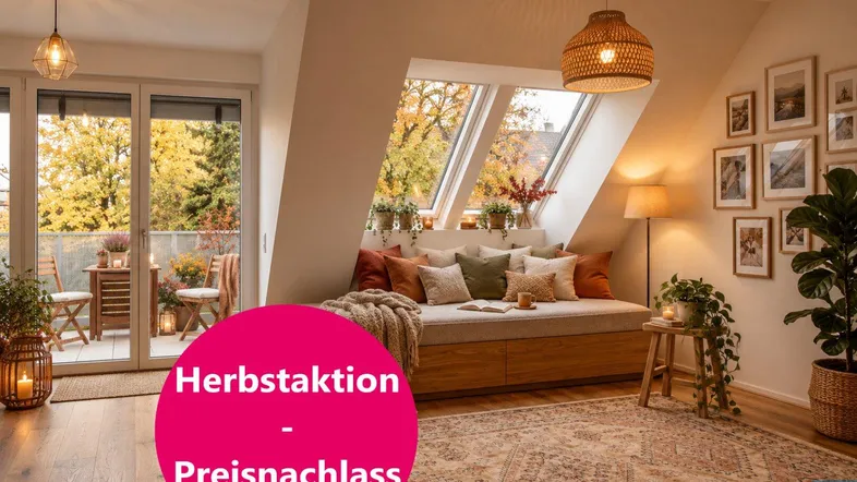 Helles Wohnzimmer mit gemütlicher Sitzecke, Holzboden und Zugang zu einem Balkon.