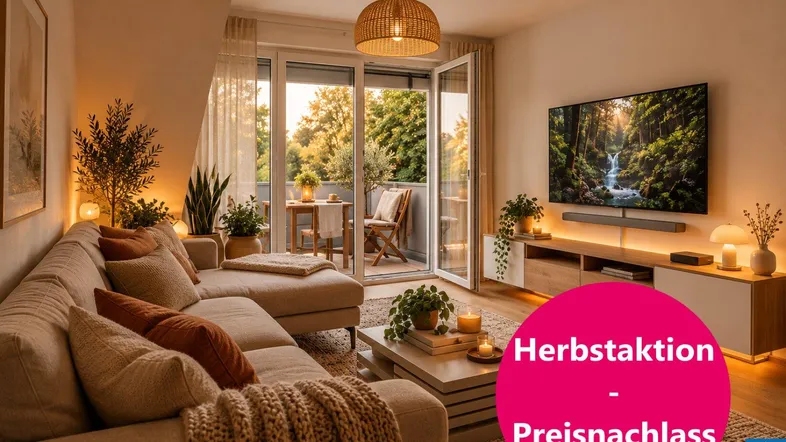 Gemütliches Wohnzimmer mit Sofa, Fernseher und Zugang zu einem möblierten Balkon.