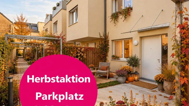 Eingangsbereich eines modernen Reihenhauses mit herbstlicher Dekoration und Gartenbereich.