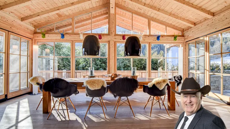 Heller Essbereich im Chalet-Stil mit Holzwänden, hohen Decken und Bergblick durch große Fenster.