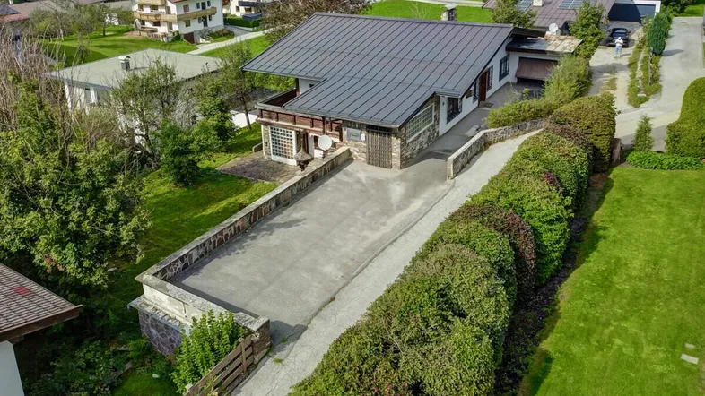 Luftaufnahme des Hauses mit großer gepflasterter Auffahrt und gepflegter Hecke.