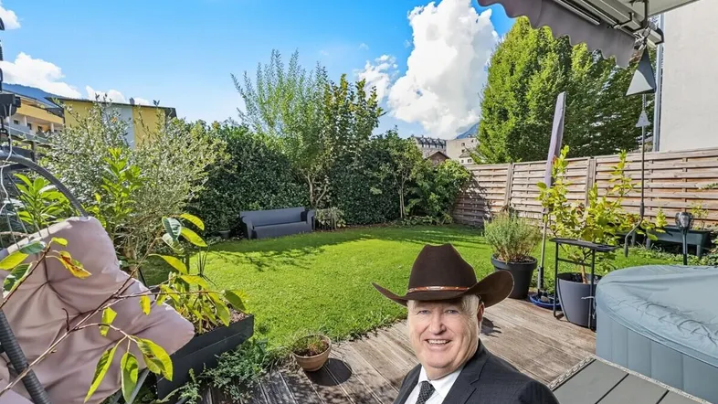 Garten und Holzterrasse