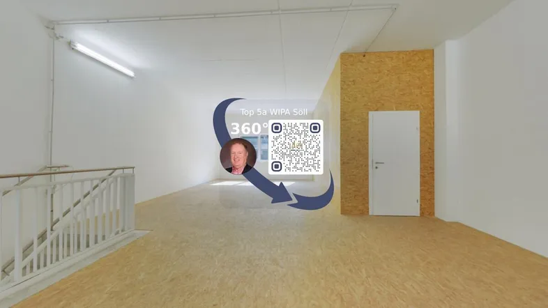 Leerer Gewerberaum mit OSB-Boden, weißen Wänden und einer Treppe, die nach unten führt, mit 360-Grad-Symbol.