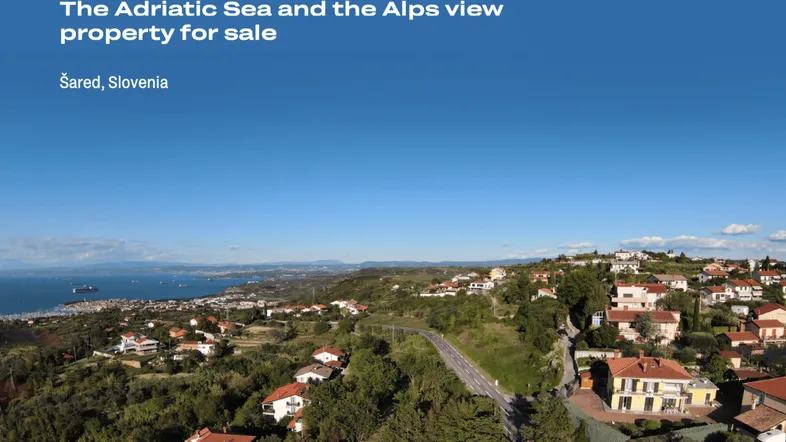 Panoramablick auf die Adriaküste und die umliegende Landschaft mit Wohngebäuden.