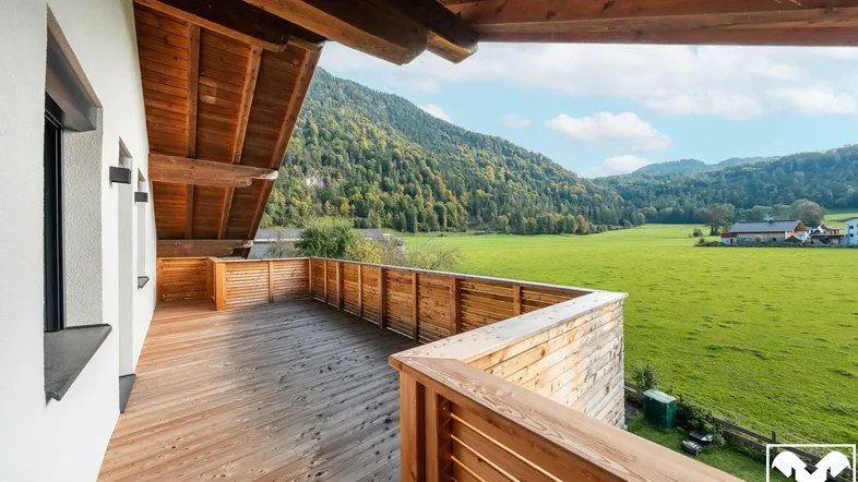 großer Ostbalkon mit Blick aufs Kranzhorn