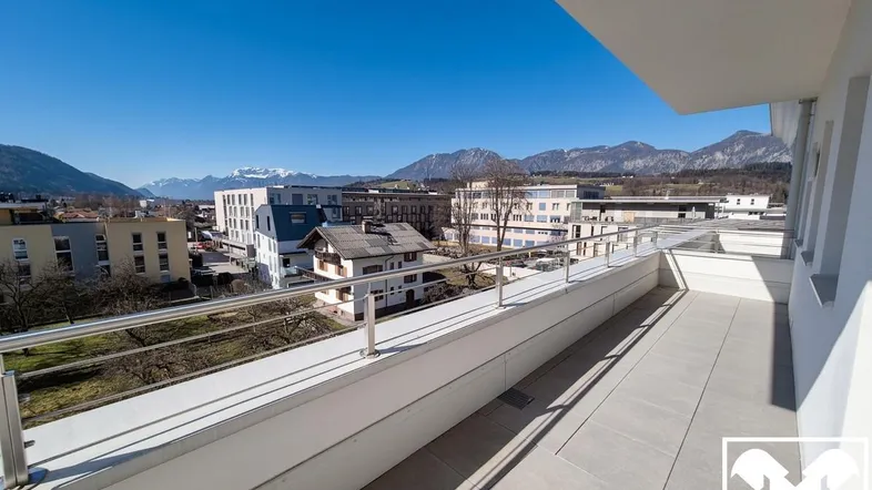 Geräumige Terrasse mit Fliesenboden und Panoramablick auf die umliegende Berglandschaft.
