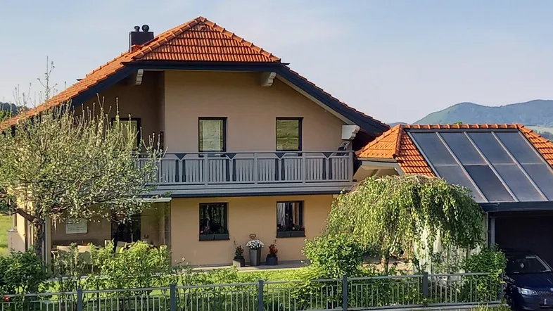 Gepflegtes Einfamilienhaus mit Satteldach, Balkon, Carport und Solaranlage.