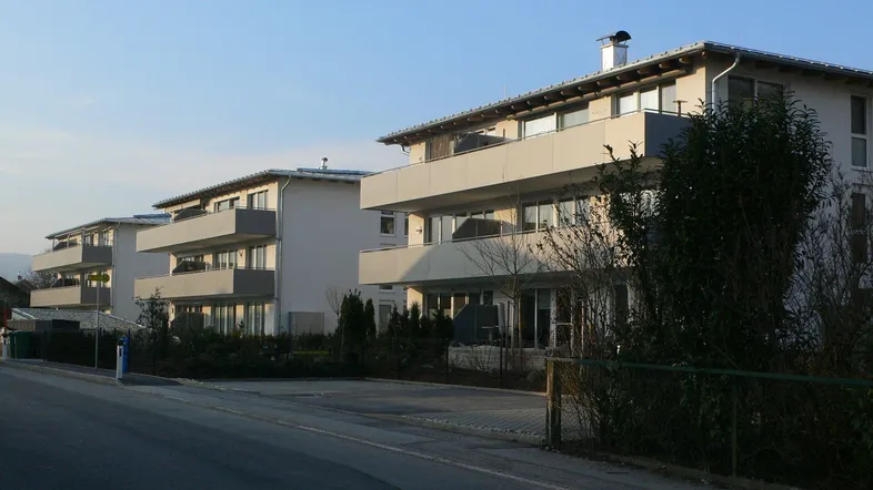 Moderne Mehrfamilienhäuser mit Balkonen und gepflegter Außenanlage in einer ruhigen Wohngegend.