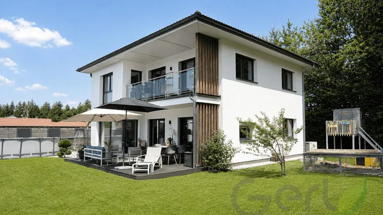 Modernes Einfamilienhaus mit großer Terrasse, Garten, Pool und Balkon im Obergeschoss.
