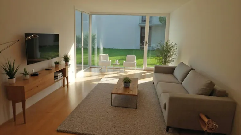 Helles Wohnzimmer mit beigem Sofa, Holzboden und direktem Zugang zum grünen Gartenbereich.
