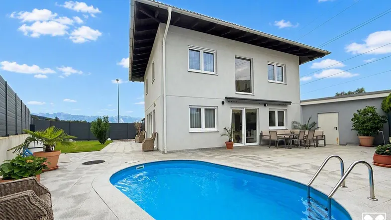 Ansicht mit Pool