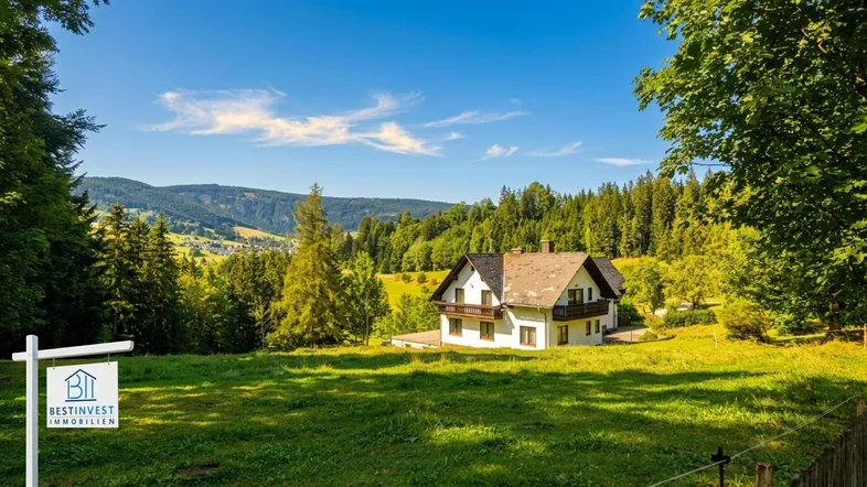 Charmantes Landhaus in idyllischer Berglandschaft mit weitem Blick und viel Grün.
