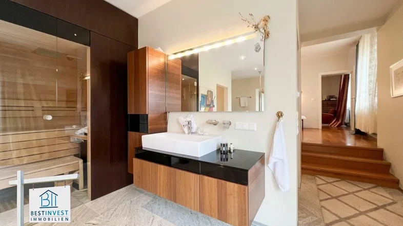 Modernes Badezimmer mit integrierter Sauna, stilvollem Waschtisch und Blick in den Flur.