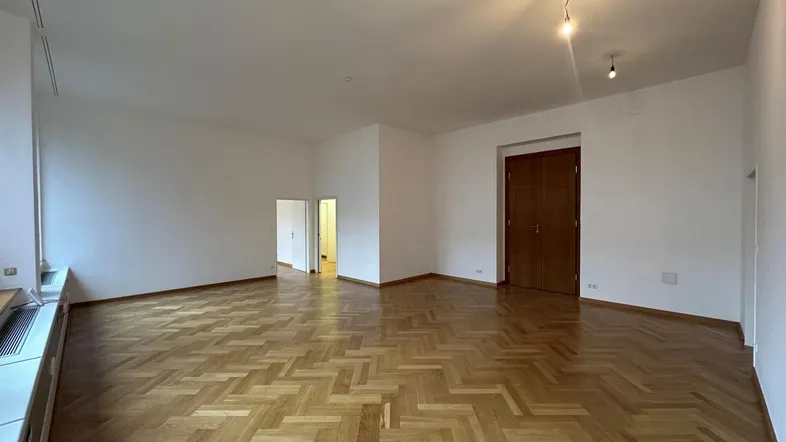 Geräumiger Raum mit Fischgrätparkett und weißen Wänden, bereit zur individuellen Gestaltung.