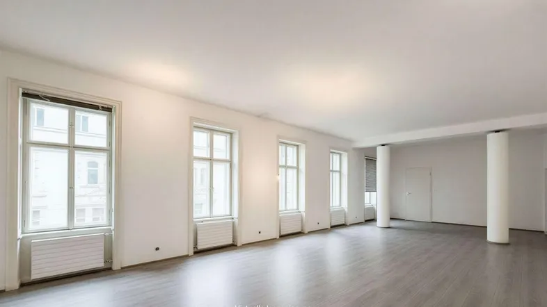 Großer, heller Raum mit mehreren hohen Fenstern, Säulen und modernem Laminatboden, virtuell inszeniert.
