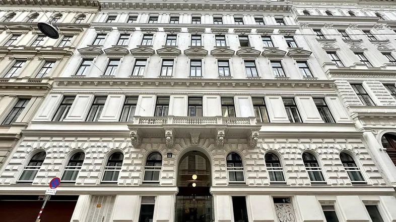 Eindrucksvolle Fassade eines historischen Gebäudes mit klassischer Architektur und vielen Fenstern.