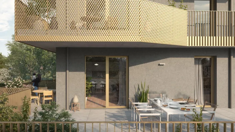Moderne Wohnanlage mit großzügiger Terrasse und Balkon, umgeben von viel Grün.