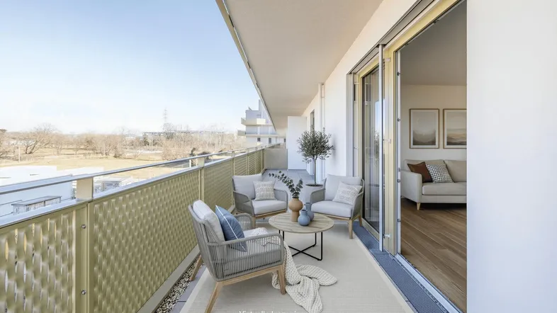 Geräumiger Balkon mit bequemen Loungemöbeln und weitem Blick ins Grüne.