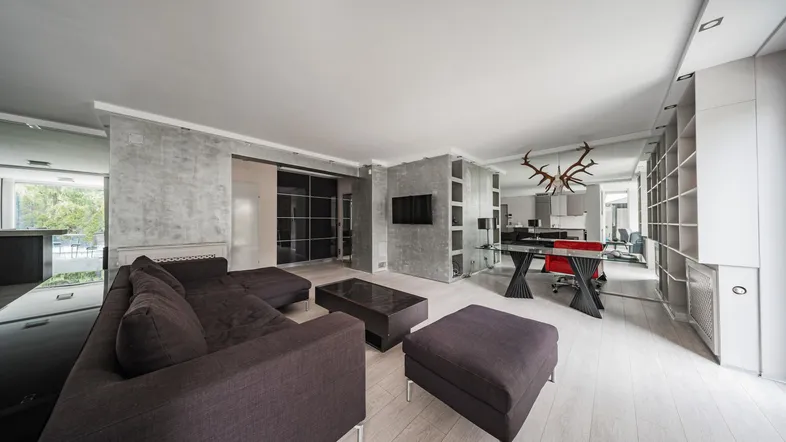 Geräumiges Wohnzimmer mit modernem Design, bequemer Sitzecke und integriertem Arbeitsbereich.