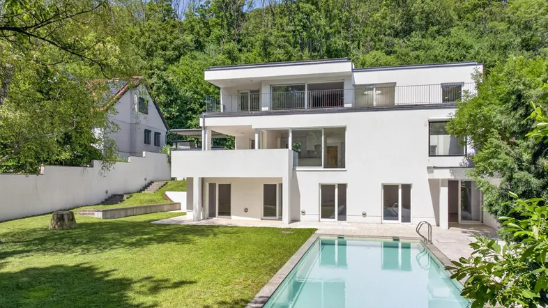 Moderne Villa mit großem Garten, privatem Pool und Blick auf die umliegende Natur.