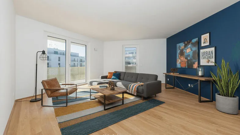 Modernes Wohnzimmer mit Holzboden, blauer Akzentwand und Zugang zu einem Balkon.