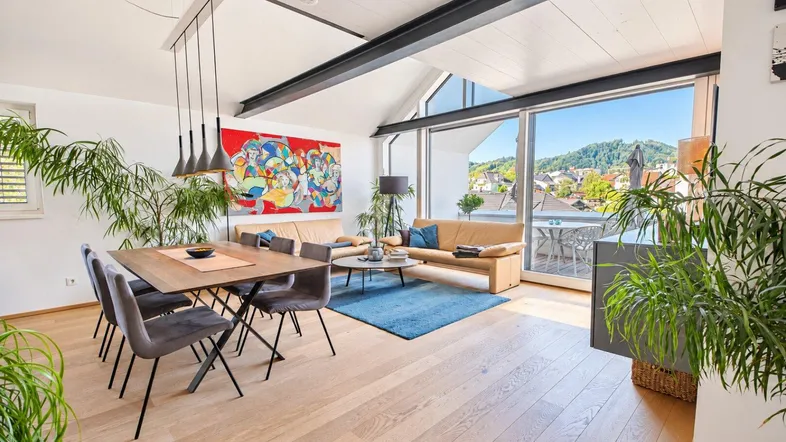 Wohn-Essbereich mit Ausgang zur Loggia