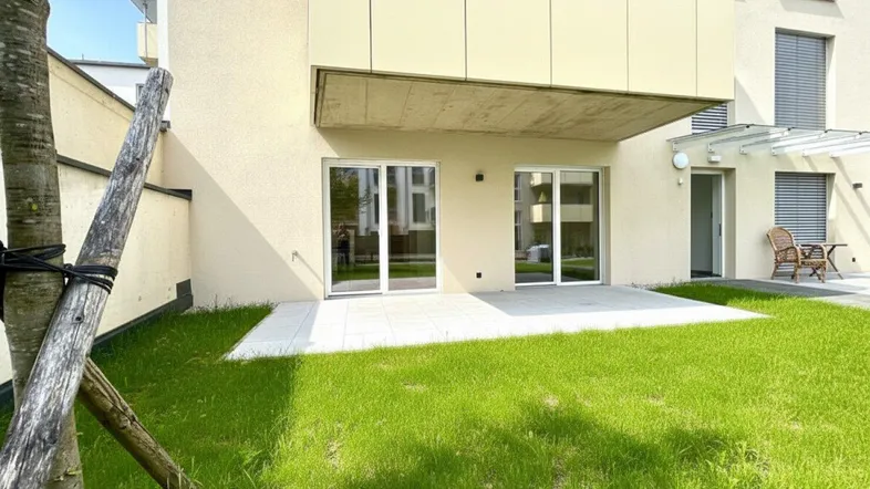 Außenansicht Gebäude + Garten