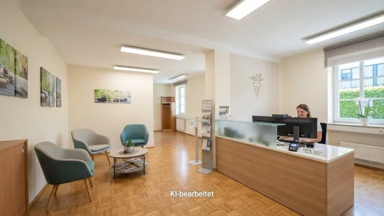 Heller Empfangsbereich mit Holzparkett, modernen Sitzgelegenheiten und einer Rezeption für Besucher.