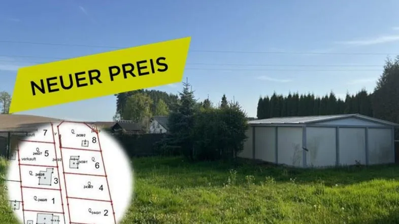 Grundstück mit einfacher Garage, umgeben von Grünflächen und Bäumen, mit einem Katasterplan-Overlay und einem 'Neuer Preis' Banner.