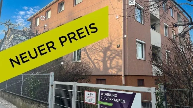Gebäudeansicht mit einem großen gelben Banner, das "NEUER PREIS" verkündet, und einem "Wohnung zu verkaufen" Schild.