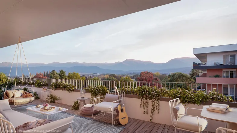 Großer Balkon mit gemütlichen Möbeln, Schaukel und weitem Blick auf die Berge und die Landschaft.